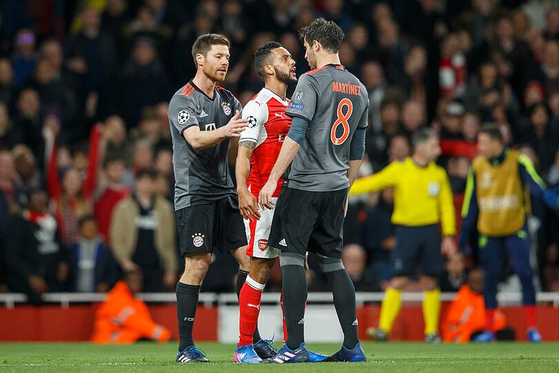XABI ALONSO: NOTE 3 - Gegen das schnelle Arsenal-Spiel mit Problemen, versuchte viele  
Situation mit Auge und Routine zu lösen, hatte daher oft das  
Nachsehen. Auffallend wie er immer wieder die Kollegen ermahnte, sich  
doch reinzuhängen. Ein Antreiber.