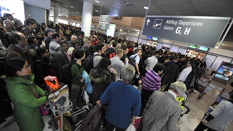 Passagiere vor dem Sicherheitscheck am Flughafen. (Archivbild)
