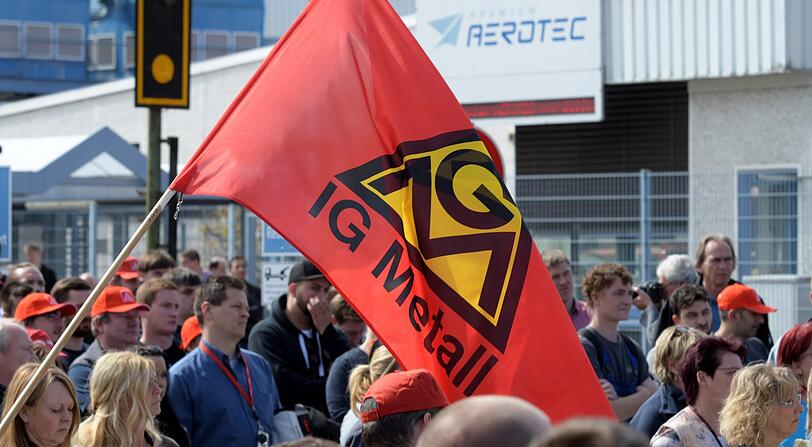 Bei einer Kundgebung der IG Metall protestieren Mitarbeiter von Premium Aerotec gegen Stellenabbau. Die Airbus-Tochter will die Stellen von 500 Leiharbeitern streichen.