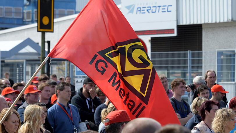 Bei einer Kundgebung der IG Metall protestieren Mitarbeiter von Premium Aerotec gegen Stellenabbau. Die Airbus-Tochter will die Stellen von 500 Leiharbeitern streichen.