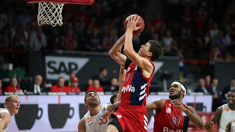 Bayerns Vladimir Lucic versenkt in der Liga gegen Vechta.