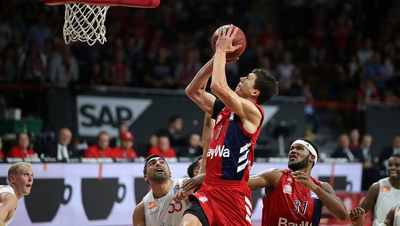 Bayerns Vladimir Lucic versenkt in der Liga gegen Vechta. Bayerns Vladimir Lucic versenkt in der Liga gegen Vechta.