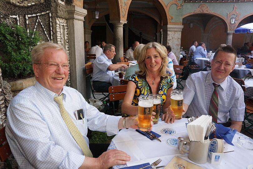 Darauf ein Augustiner: Sabine Nallinger mit den Wirten Manfred (l.) und Sohn Thomas Vollmer.