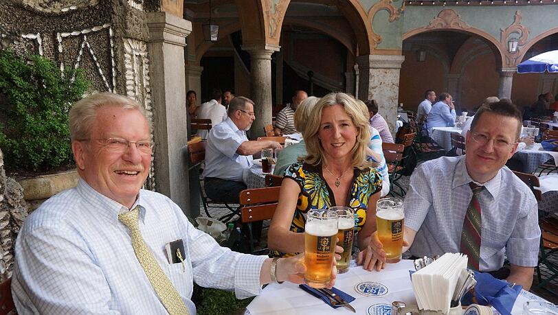 Darauf ein Augustiner: Sabine Nallinger mit den Wirten Manfred (l.) und Sohn Thomas Vollmer. Darauf ein Augustiner: Sabine Nallinger mit den Wirten Manfred (l.) und Sohn Thomas Vollmer.