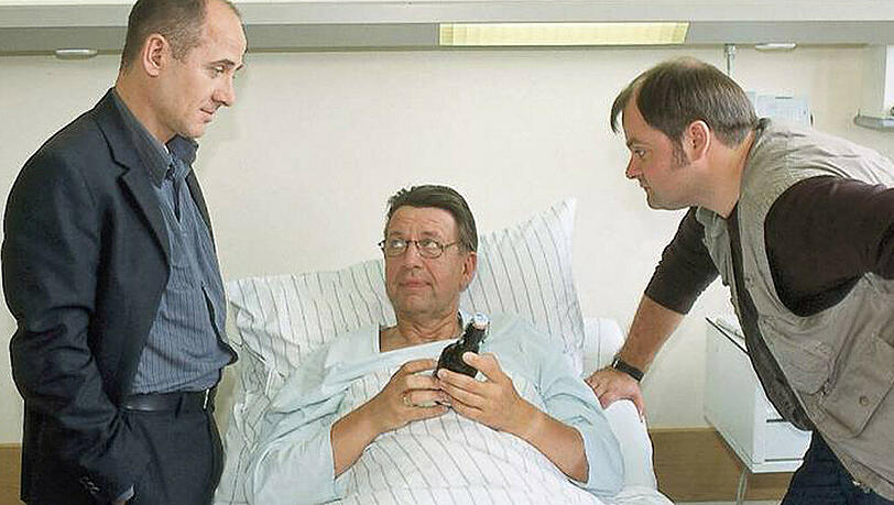Robert Kolmaar (Ulrich Mühe, l.) und Max Kolditz (Markus Majowski, r.) besuchen Joe Hoffer (Jörg Gudzuhn, m.) im Krankenhaus. Robert Kolmaar (Ulrich Mühe, l.) und Max Kolditz (Markus Majowski, r.) besuchen Joe Hoffer (Jörg Gudzuhn, m.) im Krankenhaus.
