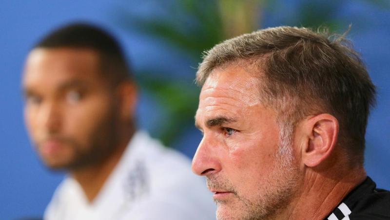 U21-Trainer Stefan Kuntz (r) und Kapitän Jonathan Tah diskutieren über Aberglauben. U21-Trainer Stefan Kuntz (r) und Kapitän Jonathan Tah diskutieren über Aberglauben.