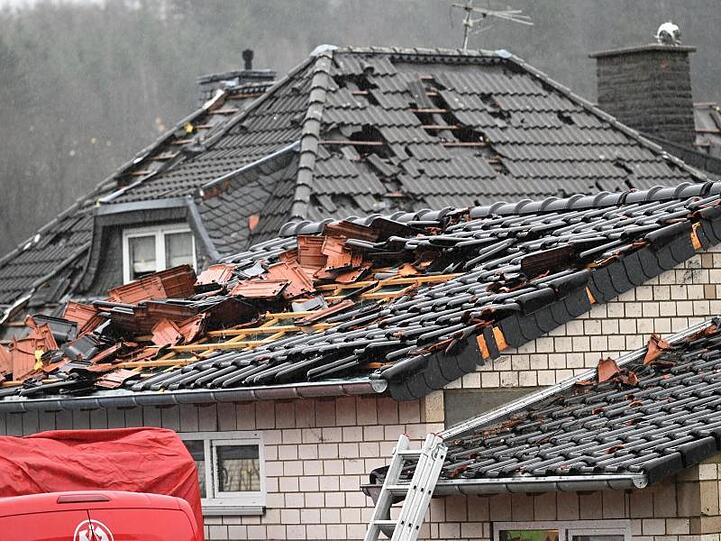 In der Eifel-Gemeinde Roetgen südlich von Aachen gehen jetzt das Aufräumen und die Reparatur der beschädigten Häuser los.