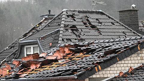 In der Eifel-Gemeinde Roetgen südlich von Aachen gehen jetzt das Aufräumen und die Reparatur der beschädigten Häuser los.