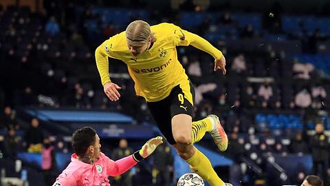 Dortmunds Erling Haaland (M) kommt mit dem Ball nicht an Manchesters Torwart Ederson vorbei.
