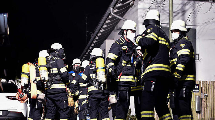 Die Berufsfeuerwehr bei ihrem Einsatz in der Stradellastraße in Bogenhausen.