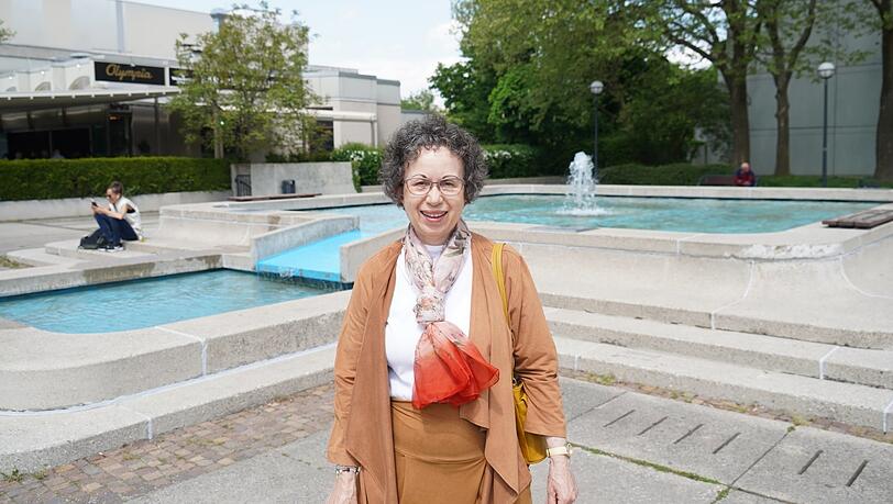 Veronika Linden vor dem Brunnen in der Pressestadt. Sie lebt in dem Viertel schon seit 1982. Veronika Linden vor dem Brunnen in der Pressestadt. Sie lebt in dem Viertel schon seit 1982.