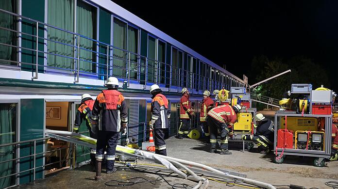 Die Feuerwehr beim havarierten Passagierschiff auf dem Main, Passagiere und Crewmitglieder wurden evakuiert.