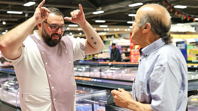 Metzger Yevgeniy Klibanov zeigt die Geb&auml;rde f&uuml;r "Rind".