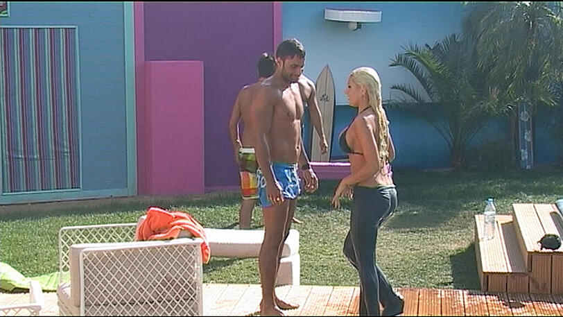Mit 29° Grad ist auch im &bdquo;Big Brother&ldquo;-Haus der Sommer eingezogen: Die 15 Bewohner aalen sich in der Sonne...