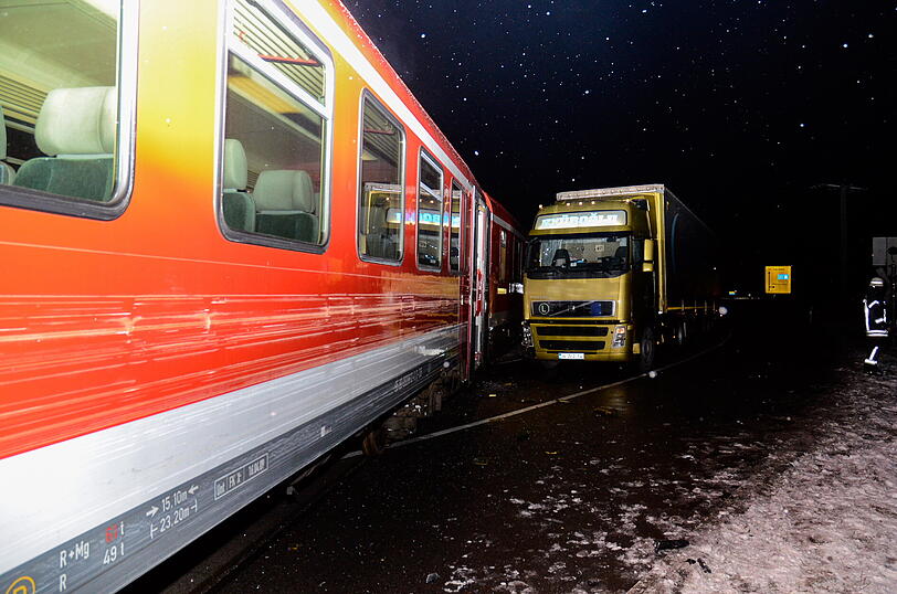 Als die Regionalbahn aus Richtung Traunstein kam, wurde der LKW tuschiert.