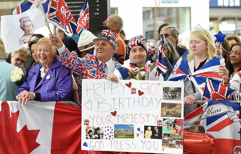 Royals-Fans bejubeln die Queen in London