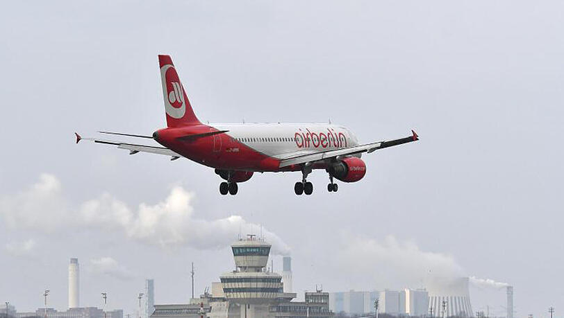 Eine Air-Berlin-Maschine im Anflug auf den Flughafen Tegel. Eine Air-Berlin-Maschine im Anflug auf den Flughafen Tegel.