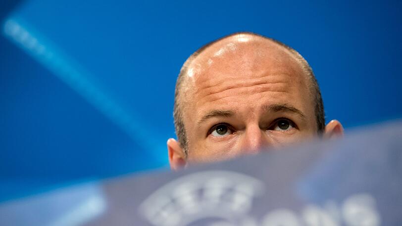Zur Frage seiner Zukunft beim FC Bayern hält sich Arjen Robben noch bedeckt.