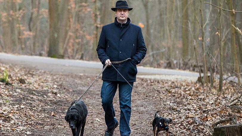 Da waren sie noch zu dritt: Söder 2018 mit Labradorhündin Fanny und Zwergpinscher Bella.