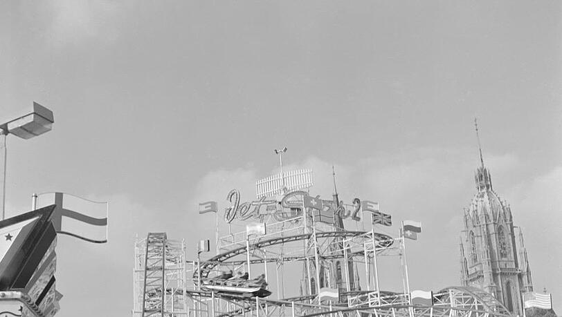 1971: Uiiii! Der "Jet Star 2" sorgt für staunende Besucher - lange auf der Wiesn gehalten hat sich die Achterbahn aber nicht.