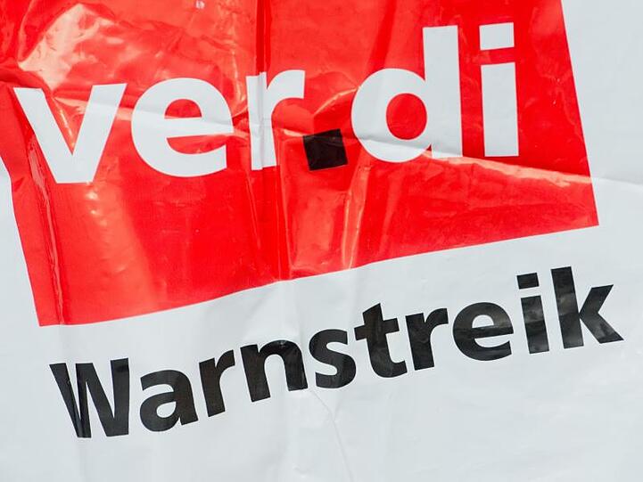 Eine Weste mit der Aufschrift "Warnstreik" und dem Verdi-Logo. Foto: Stefan Sauer/Archivbild