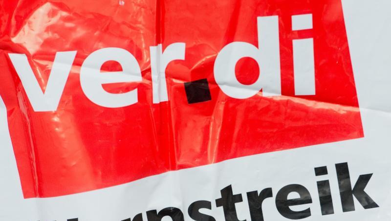 Eine Weste mit der Aufschrift "Warnstreik" und dem Verdi-Logo. Foto: Stefan Sauer/Archivbild Eine Weste mit der Aufschrift "Warnstreik" und dem Verdi-Logo. Foto: Stefan Sauer/Archivbild