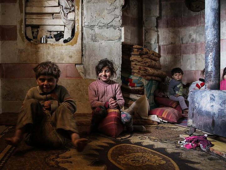 Zuflucht in einem unbewohnbaren Gebäude: Syrische Kinder im Elend.
