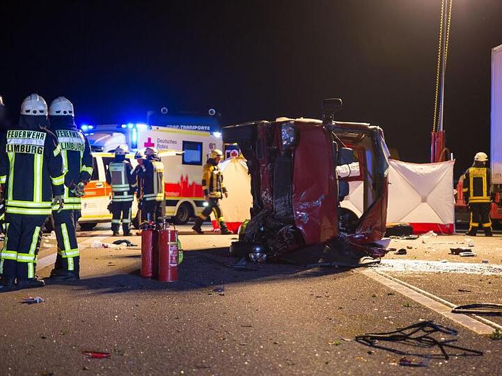 Die Feuerwehr ist nach dem Unfall auf der A3 im Einsatz.