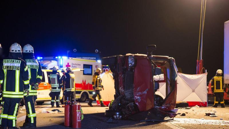 Die Feuerwehr ist nach dem Unfall auf der A3 im Einsatz. Die Feuerwehr ist nach dem Unfall auf der A3 im Einsatz.