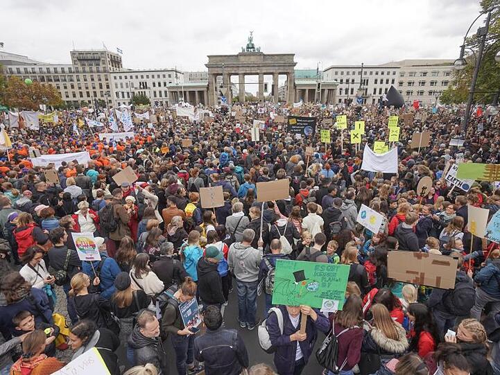 Teilnehmer der Fridays-for-Future-Demonstration stehen vor dem Brandenburger Tor. Nach Veranstaler-Angaben haben in Berlin rund 270.000 Menschen an den Protesten teilgenommen.