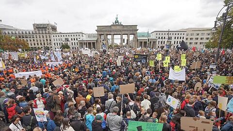 Teilnehmer der Fridays-for-Future-Demonstration stehen vor dem Brandenburger Tor. Nach Veranstaler-Angaben haben in Berlin rund 270.000 Menschen an den Protesten teilgenommen.