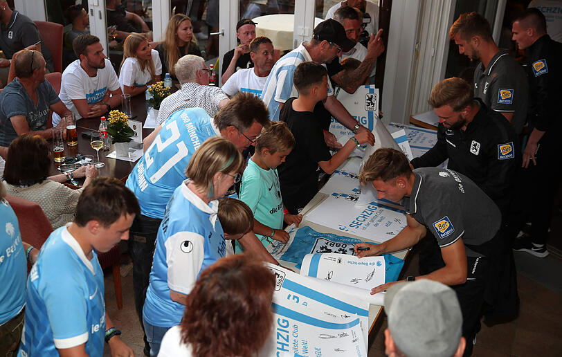 Autogramme schreiben beim traditionellen Fanabend.