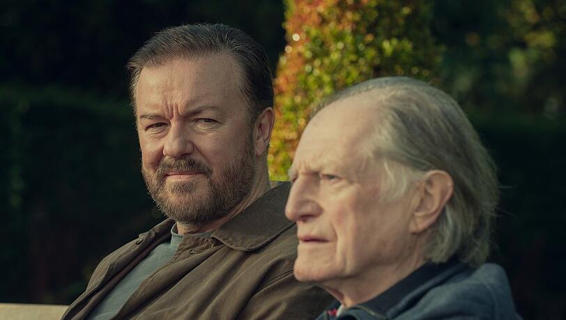 Ricky Gervais (li.) als depressiver Zeitungsreporter Tony Johnson.