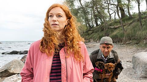 "Nord bei Nordwest: Kobold Nr. Vier": Tierärztin Jule Christiansen (Marleen Lohse) und Mehmet Ösker (Cem Ali Gültekin) machen eine ungewöhnliche Entdeckung am Schwanitzer Strand.