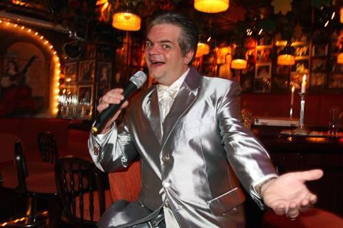 Mal tritt er im silbernen Anzug auf, mal im prunkvollen Kini-Gewand: Günther Grauer, der Wirt vom Bar-Bistro &bdquo;Roy&ldquo;.