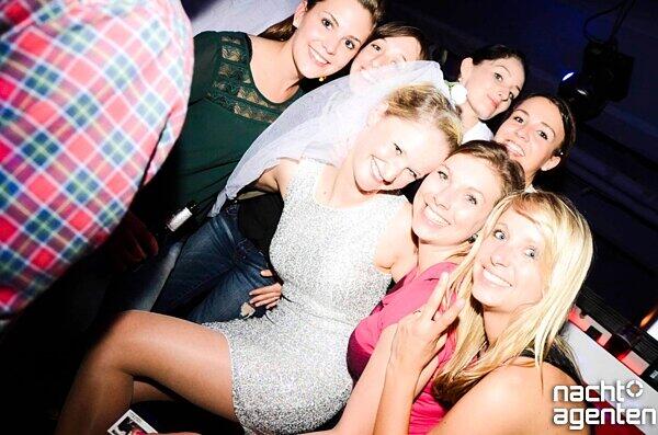 Auffallend viele Partygänger in Tracht beim "Hasenalarm" im Max un Moritz. Und auch sonst gin?s heiß her. Mehr Bilder finden Sie unter: www.nachtagenten.de