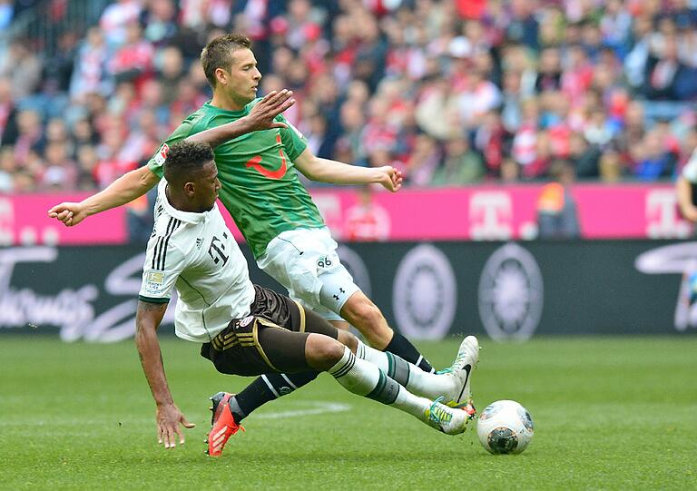 JÉROME BOATENG NOTE 2 - Durchatmen, als er Pribs Schuss beinahe ins lange Eck abfälschte (58.). Ansonsten sehr aufmerksam, zweikampfclever und schnell. Bester Innenverteidiger des Landes derzeit.