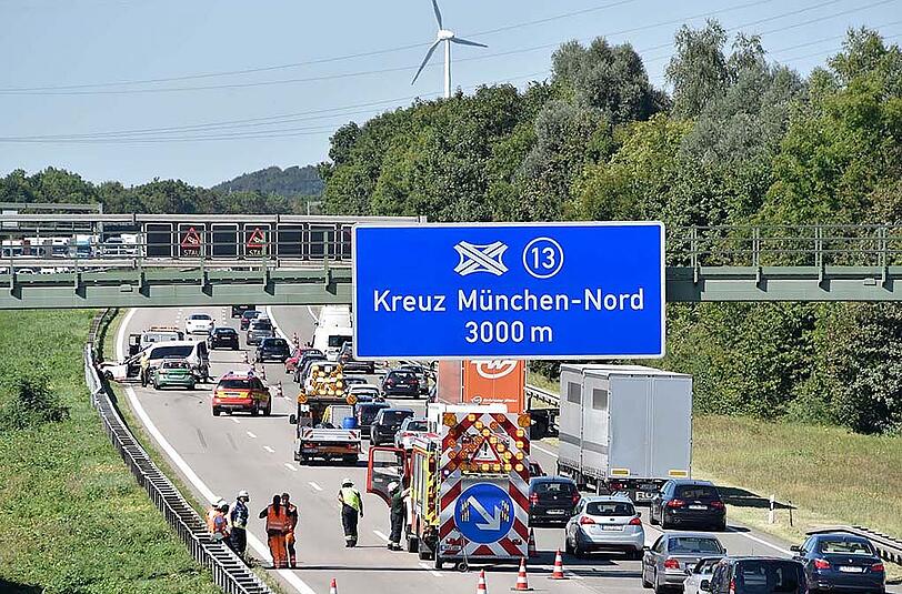 Auf der A99 krachte ein VW-Transporter in ein Ambulanzfahrzeug aus Österreich. Die Bilder.