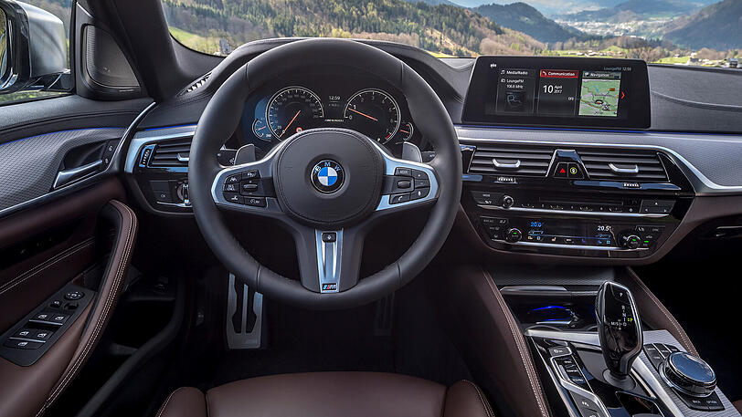 Die Sitze im BMW M550i xDrive bieten den für scharfe Gangart nötigen Seitenhalt und das griffige Lenkrad liegt satt in der Hand. Alles übrige bis hin zum mahnenden Eingriff in die Fahrdynamik regeln wachsame Helfer und Assistenzsysteme.