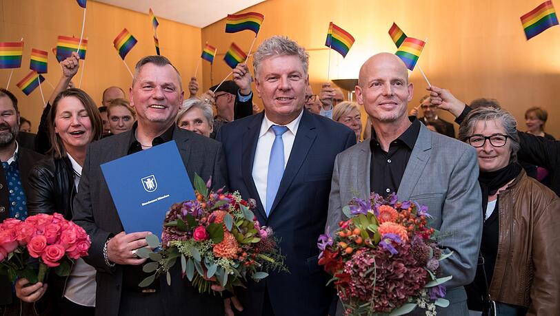 Getraut: Thomas Niederbühl (l.) mit seinem Mann Heinz Bänziger (r)., in ihrer Mitte steht Oberbürgermeister Dieter Reiter. Getraut: Thomas Niederbühl (l.) mit seinem Mann Heinz Bänziger (r)., in ihrer Mitte steht Oberbürgermeister Dieter Reiter.