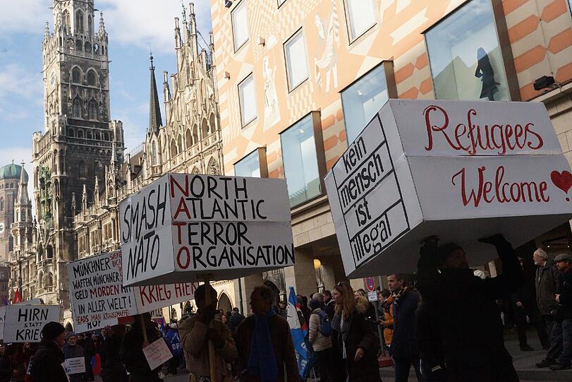 Rund 2500 Demonstranten protestieren gegen die Münchner Sicherheitskonferenz.