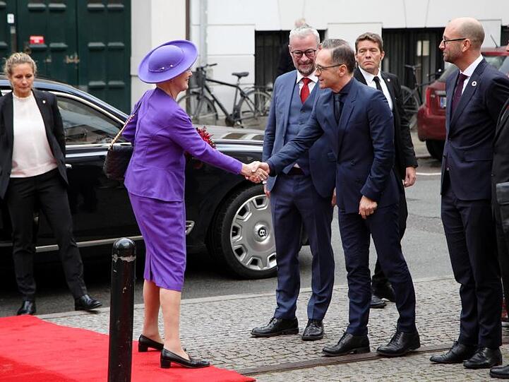 Dänemarks Königin Margrethe II. begrüßt den deutschen Außenminister Heiko Maas (SPD) vor dem dänischen Nationalmuseum.