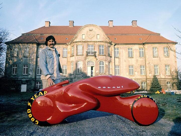 Luigi Colani 1973 mit seinem Entwurf eines turbinengetriebenen Zweirads vor seinem damaligen Wohnsitz Schloss Harkotten.