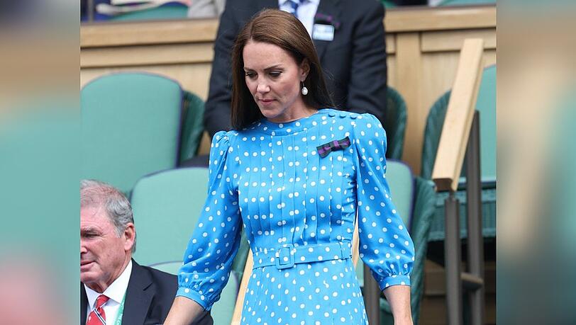 Herzogin Kate im gepunkteten Vintage-Kleid beim Tennisturnier in Wimbledon.