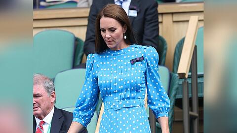 Herzogin Kate im gepunkteten Vintage-Kleid beim Tennisturnier in Wimbledon.