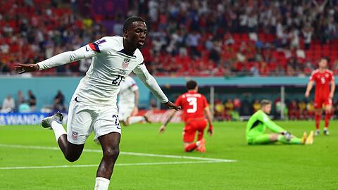 Timothy Weah (l) von den USA jubelt über seinen Treffer zum 1:0 gegen Wales.