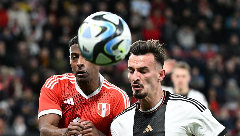 Deutschlands Mergim Berisha (r) und Perus Miguel Araujo kämpfen um den Ball.