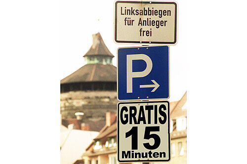 So könnten die neuen Schilder aussehen, wenn an den Parkschein-Automaten die Gratis-Taste eingeführt wird.