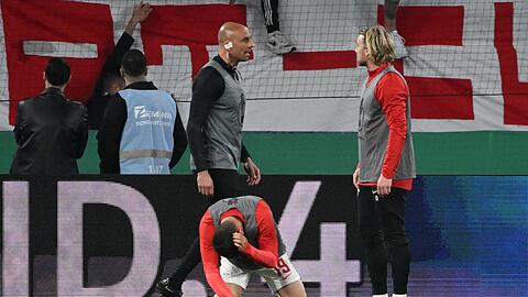 Leipzigs André Silva wurde von einer Münze am Kopf getroffen.