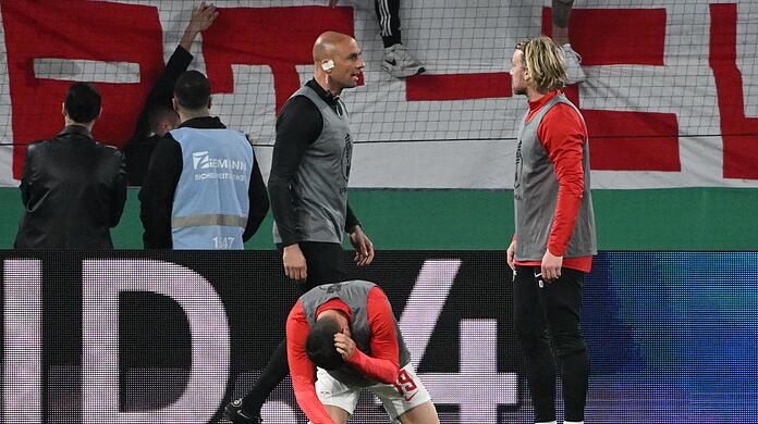 Leipzigs André Silva wurde von einer Münze am Kopf getroffen.